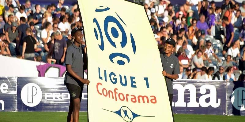 Giai đoạn 1932 đến 1945, giải Ligue 1 chính thức được thành lập với tên gọi ban đầu là National