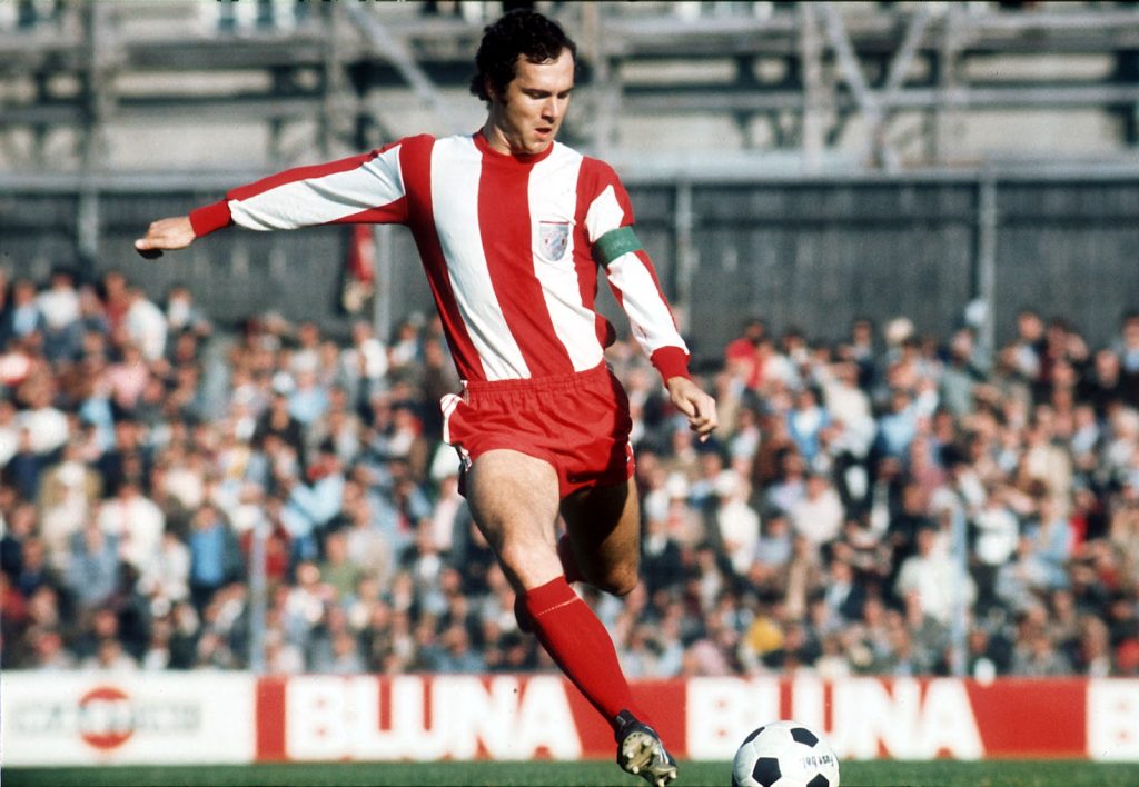 Năm 1964, Franz Beckenbauer chính thức gia nhập câu lạc bộ Bayern Muchen ở vị trí tiền vệ cánh trái